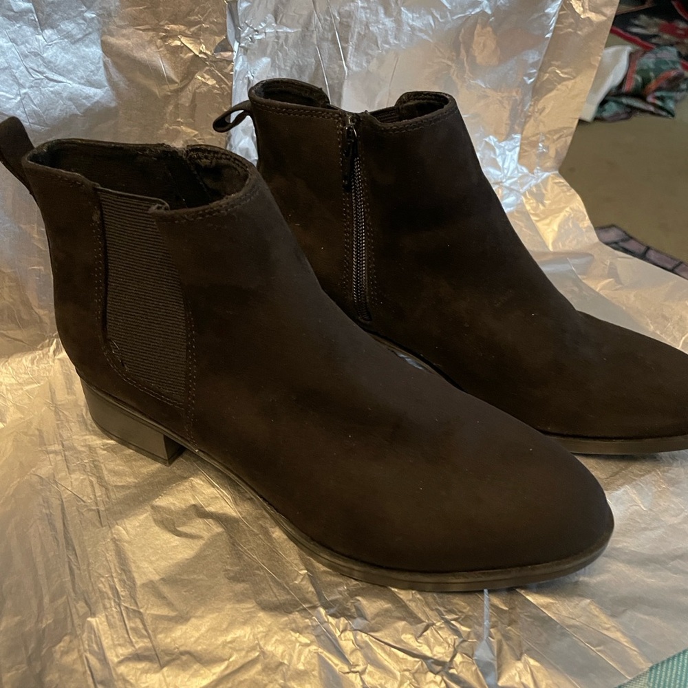 Elegant Black Suede Sidezip Ankle Boots 9